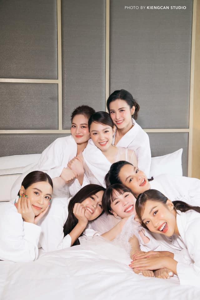 Ăn cưới Minh Hằng, Phạm Quỳnh Anh ngực khủng ẵm spotlight-11