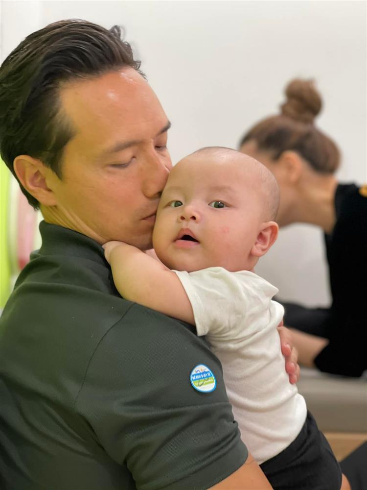 Hồ Ngọc Hà khoe ảnh Kim Lý ôm con lúc mới sinh-4