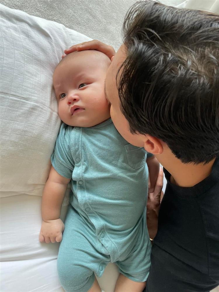 Hồ Ngọc Hà khoe ảnh Kim Lý ôm con lúc mới sinh-6