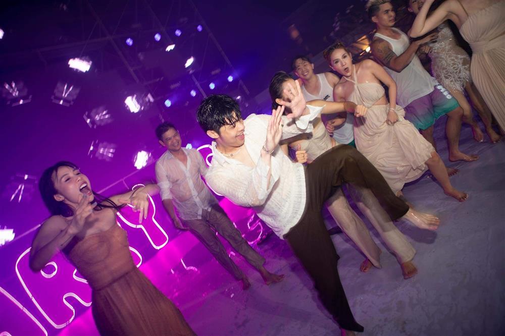 Chồng Minh Hằng quậy đục nước đám cưới, lộ cả body U50-1