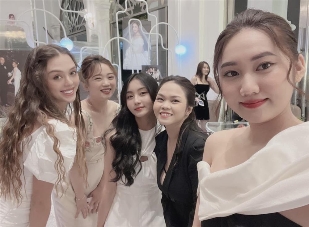 Vợ Bùi Tiến Dũng mặc váy cưới của mình đi đám cưới người khác?-2