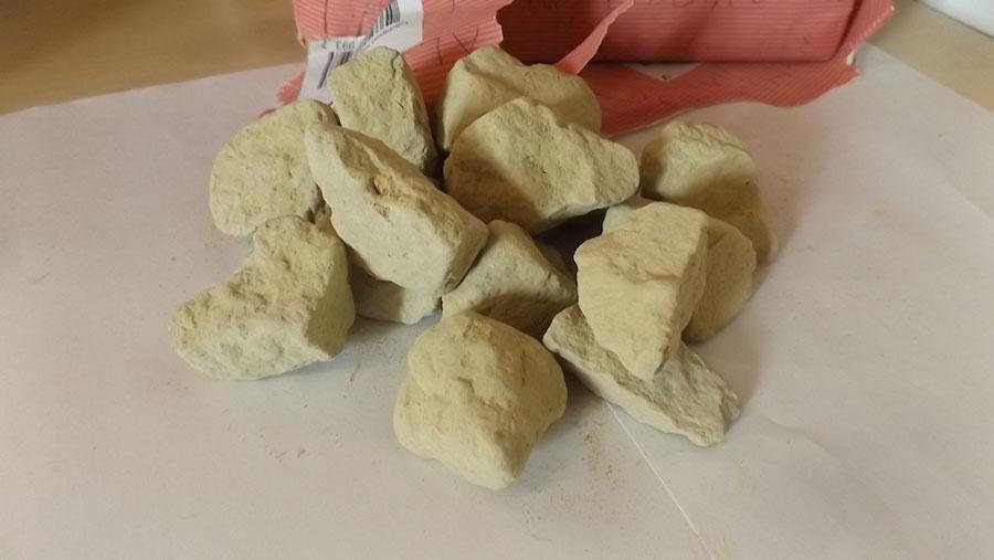 Loại đá ma thuật ở Kenya khiến phụ nữ thèm ăn khi mang thai-1