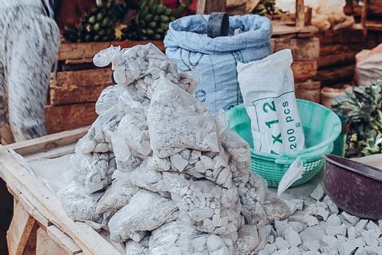 Loại đá ma thuật ở Kenya khiến phụ nữ thèm ăn khi mang thai