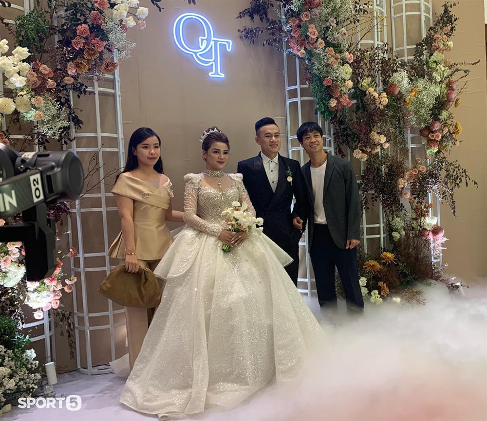 Viên Minh lộ diện cùng Công Phượng, nhan sắc gái một con thế nào?-1