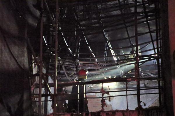 Nhà 4 tầng cháy dữ dội, cảnh sát phá cửa dập lửa-2