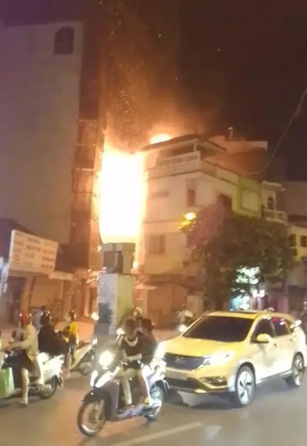 Nhà 4 tầng cháy dữ dội, cảnh sát phá cửa dập lửa-1