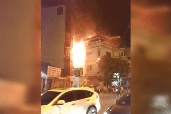 Nhà 4 tầng cháy dữ dội, cảnh sát phá cửa dập lửa-3