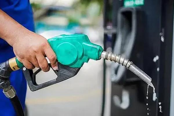 Giá xăng có thể giảm vào ngày mai-2