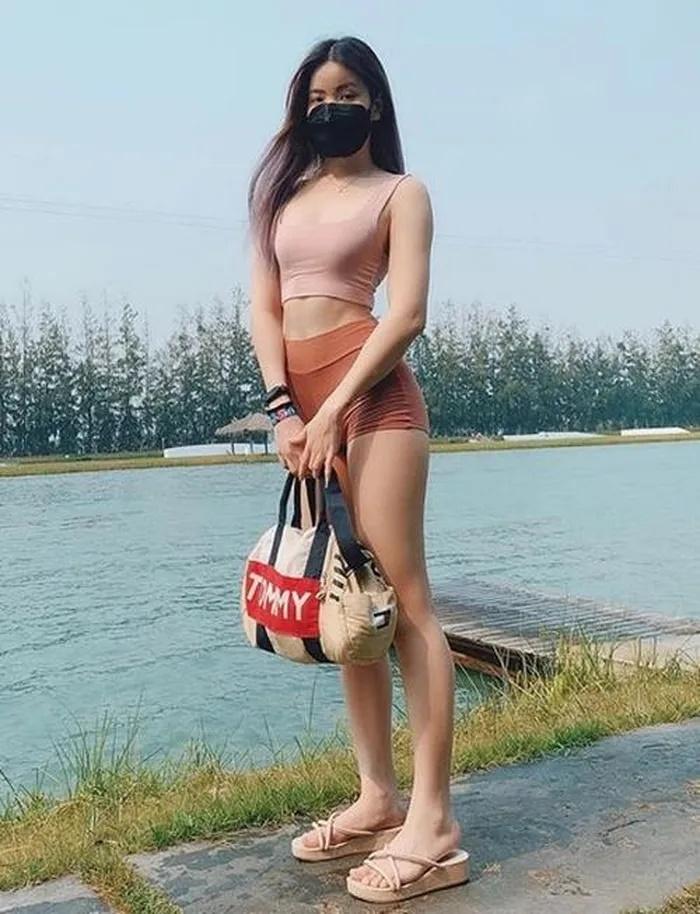 Với outfit hớ hênh thế này ra đường, người xung quanh cũng phải ngượng chín mặt.