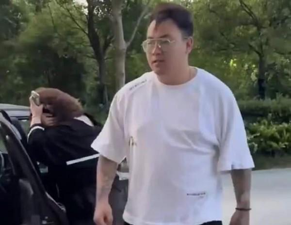 Nam thanh niên dẫn bạn gái mới đến tính sổ bạn gái cũ-1