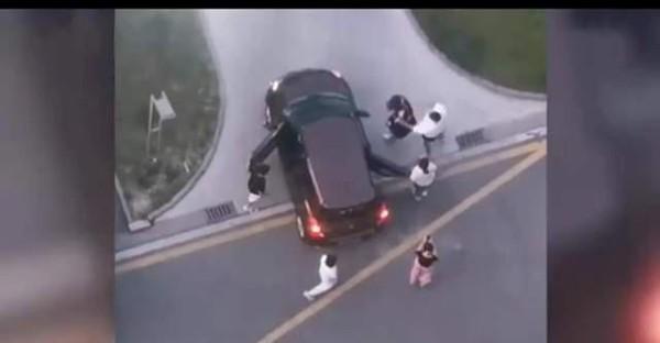 Nam thanh niên dẫn bạn gái mới đến tính sổ bạn gái cũ-2