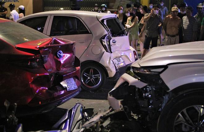 Nóng: Ô tô điên gây tai nạn liên hoàn, 1 bà bầu bị thương nặng-6