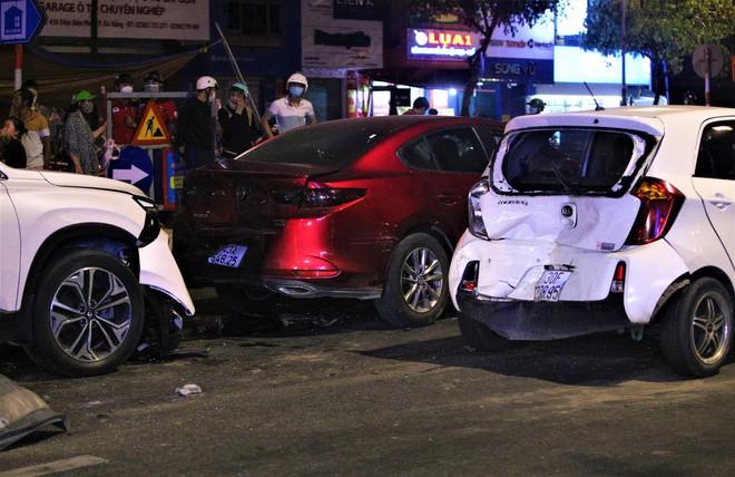 Nóng: Ô tô điên gây tai nạn liên hoàn, 1 bà bầu bị thương nặng-7