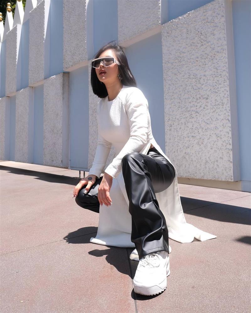 Hương Tràm bị chỉ trích mặc áo dài lạc quẻ vì quần da bó, giày thể thao-1