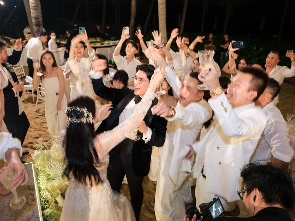 Ảnh cưới Ngô Thanh Vân giờ mới hé lộ: Dâu rể xõa hú hồn-8