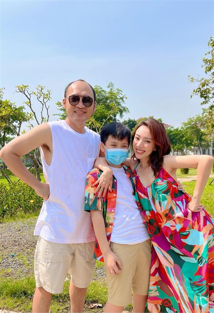 Tin showbiz Việt ngày 20/6: Xuân Lan viếng mộ cố đạo diễn Vũ Minh-9