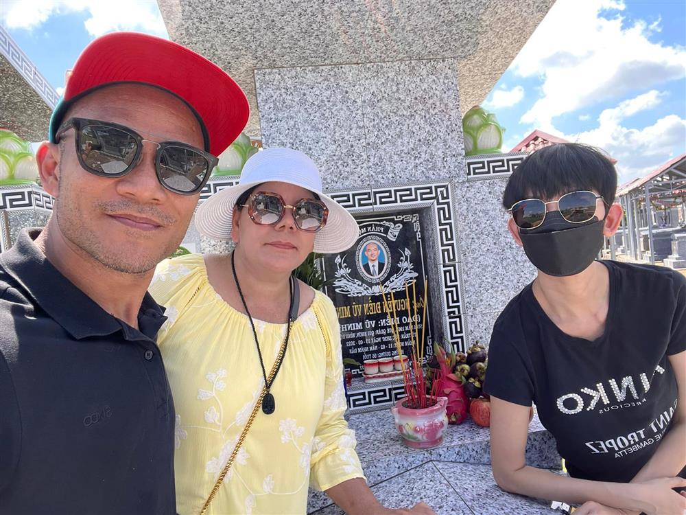 Tin showbiz Việt ngày 20/6: Xuân Lan viếng mộ cố đạo diễn Vũ Minh-2