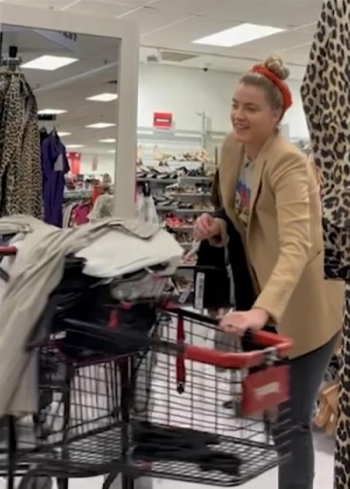 Amber Heard mặc tuềnh toàng đi mua đồ giảm giá sau khi thua kiện Johnny Depp-4