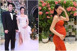 'Tình địch' Hương Giang mặc váy bó khoe bụng bầu khổng lồ sau ngày cưới