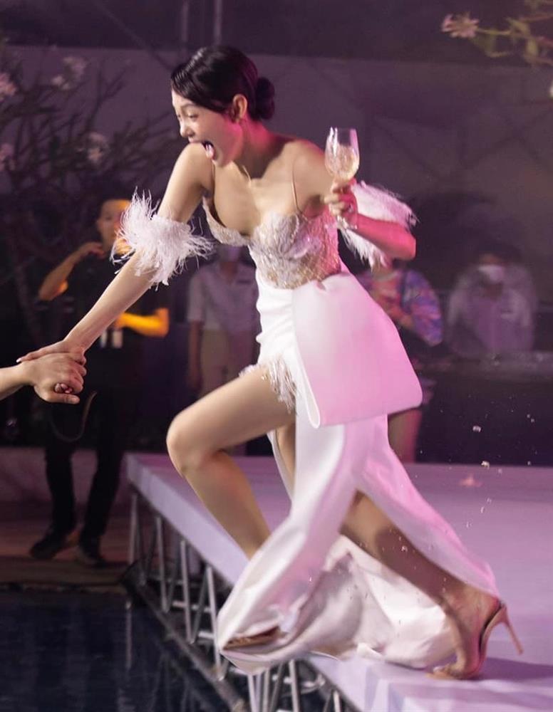 Trấn Thành khiến Minh Hằng suýt lộ trọn ngực trong đám cưới-3