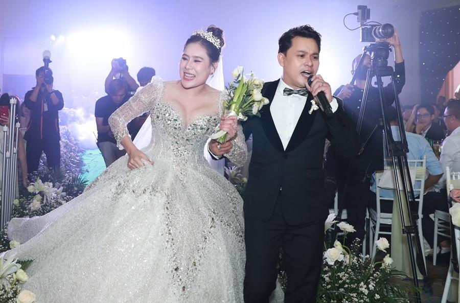 Sau 1 năm tạm hoãn vì dịch bệnh, diễn viên Hồ Bích Trâm và chồng vừa tổ chức lễ báo hỷ tại TP HCM với sự tham gia của khá nhiều bạn bè nghệ sĩ.