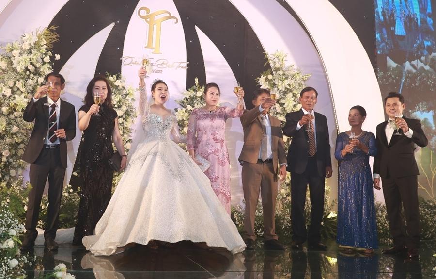 Mang thai con đầu lòng, diễn viên Hồ Bích Trâm đi dép bệt để bảo đảm an toàn, tiện di chuyển nhưng vẫn chọn mẫu váy cưới chiết eo  lấy cảm hứng từ dải ngân hà trị giá 450 triệu đồng của nhà thiết kế Linh Nga.