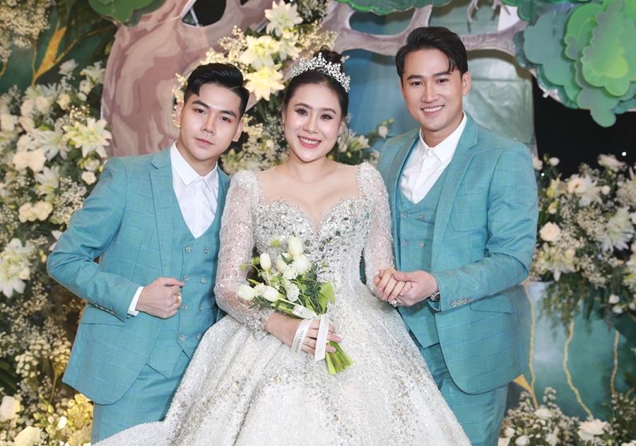 Hà Trí Quang và một người bạn diện vest đôi như một cặp tình nhân đi ăn cưới.