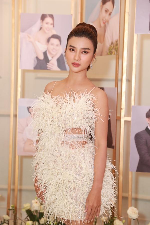 Điển hình là Kim Tuyến. Cô diện chiếc váy hai dây, được đính kết lông vũ cầu kỳ không khác gì đi sự kiện thảm đỏ.