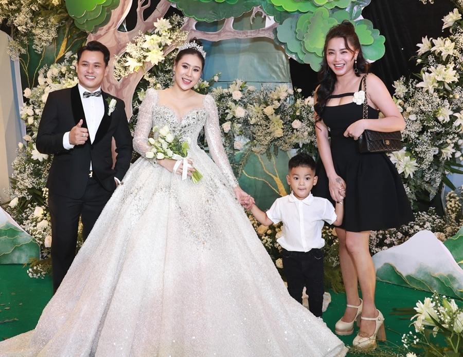 Hải Băng tranh thủ khoe vòng 1 căng tràn với bộ váy 2 dây khi đi ăn cưới.