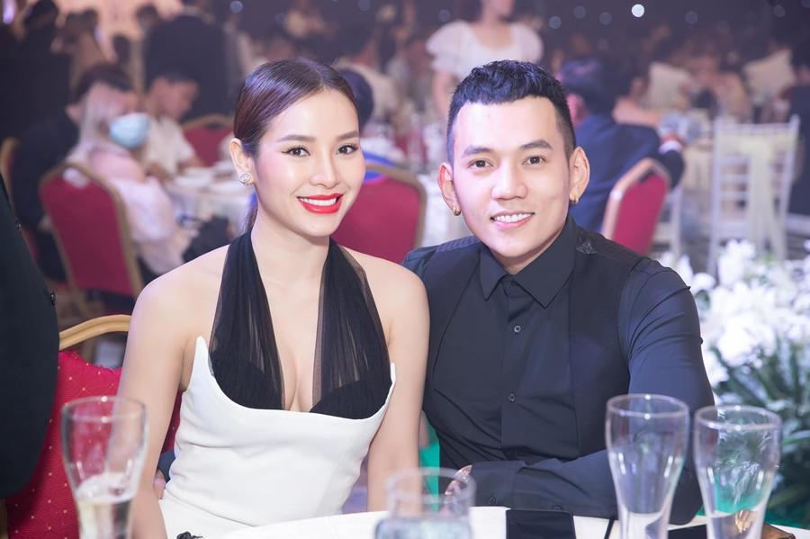 Phương Trinh Jolie hở bạo với style váy như lộ nội y bên cạnh ông xã kém tuổi Lý Bình.