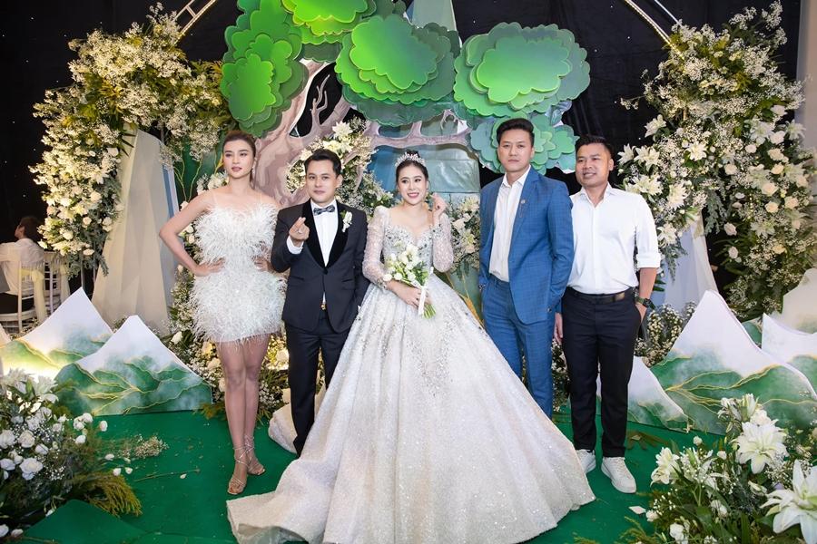 Đứng chung khung hình với 2 nhân vật chính và "Anh Vi cá" Quách Ngọc Tuyên, Kim Tuyến nổi bần bật nhưng cô cho rằng đây là trang phục "nhẹ nhàng", thoải mái và không có ý "chặt chém" cô dâu.