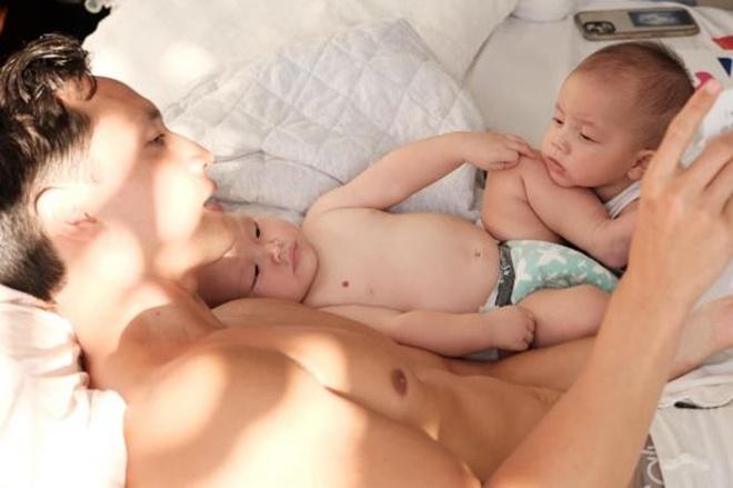 Con út Hà Hồ tạo dáng nghiêm túc trên thảm đỏ như Kim Lý mini-13