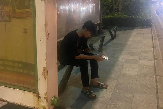 Sự thật nam sinh năm nhất mất laptop ở bến xe bus Hà Nội