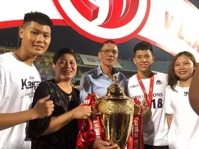 Đình Trọng bí mật làm lễ ăn hỏi với bạn gái hơn tuổi-5