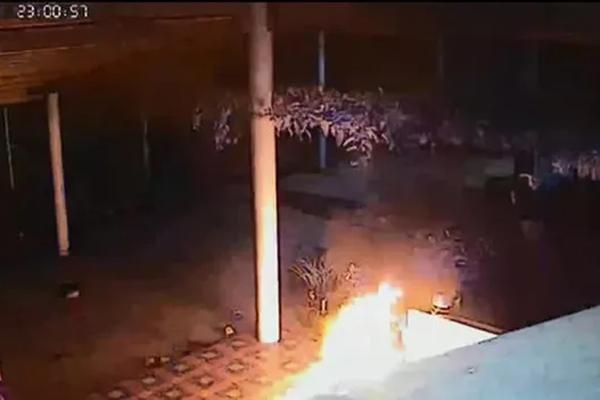 Clip: Con rể cũ nhắn tin đe dọa, nhà bố vợ bất ngờ bị ném bom xăng-1