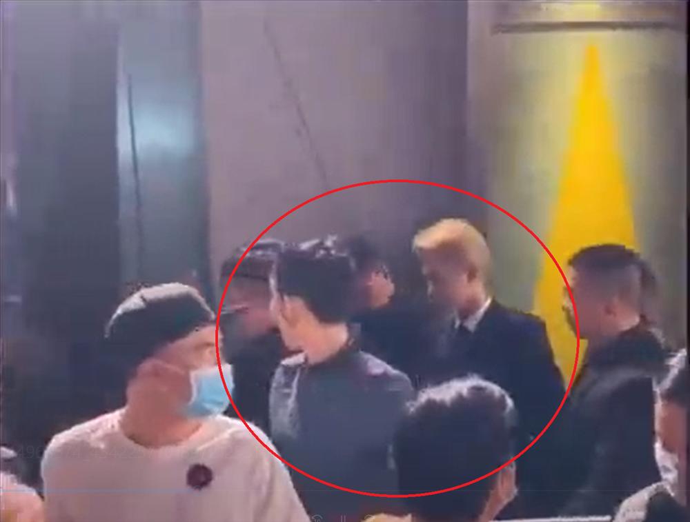 Clip: Dàn vệ sĩ của Jack mạnh tay đẩy Thúy Ngân lấy lối đi cho idol-2