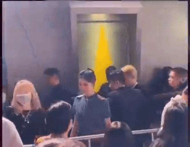 Clip: Dàn vệ sĩ của Jack mạnh tay đẩy Thúy Ngân lấy lối đi cho idol-1