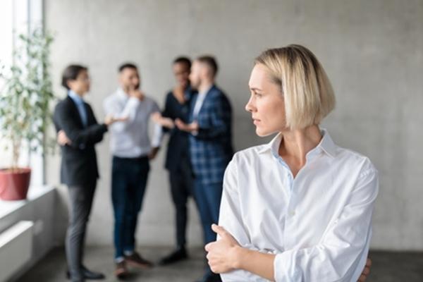 Cô gái bị nam đồng nghiệp ôm đến gãy xương sườn-2