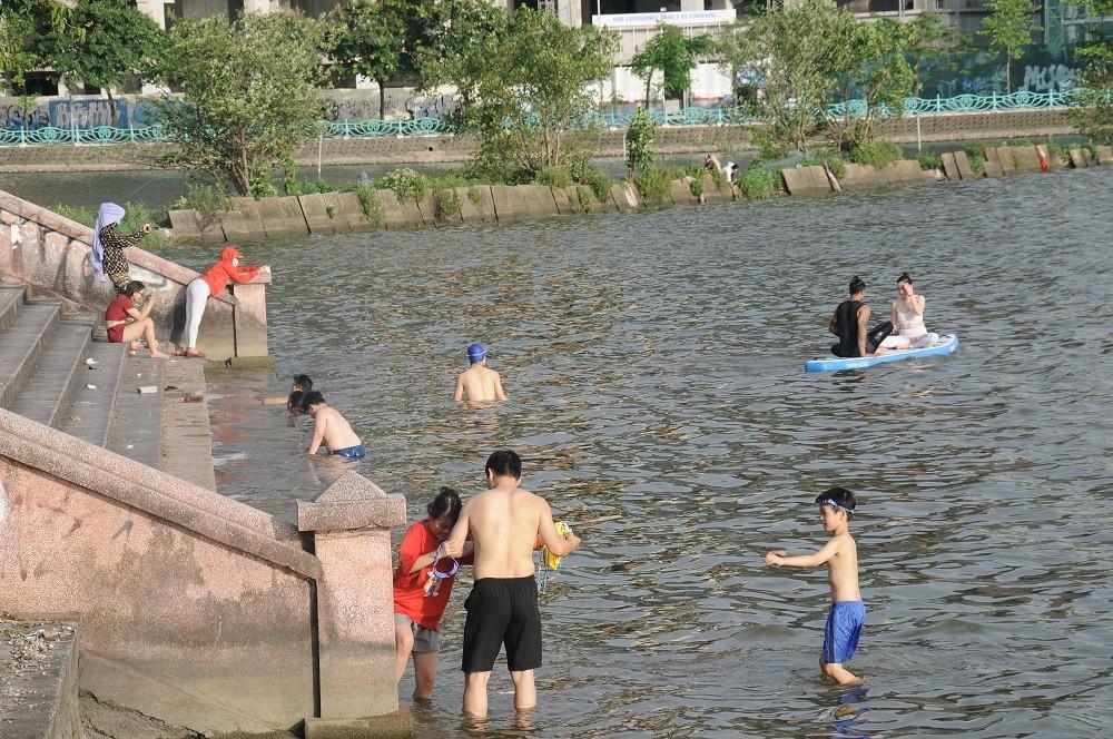 Nắng nóng đỉnh điểm, người dân Hà Nội đổ xô ra Hồ Tây tắm mát-1