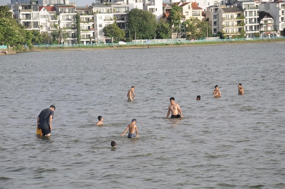 Nắng nóng đỉnh điểm, người dân Hà Nội đổ xô ra Hồ Tây tắm mát-2