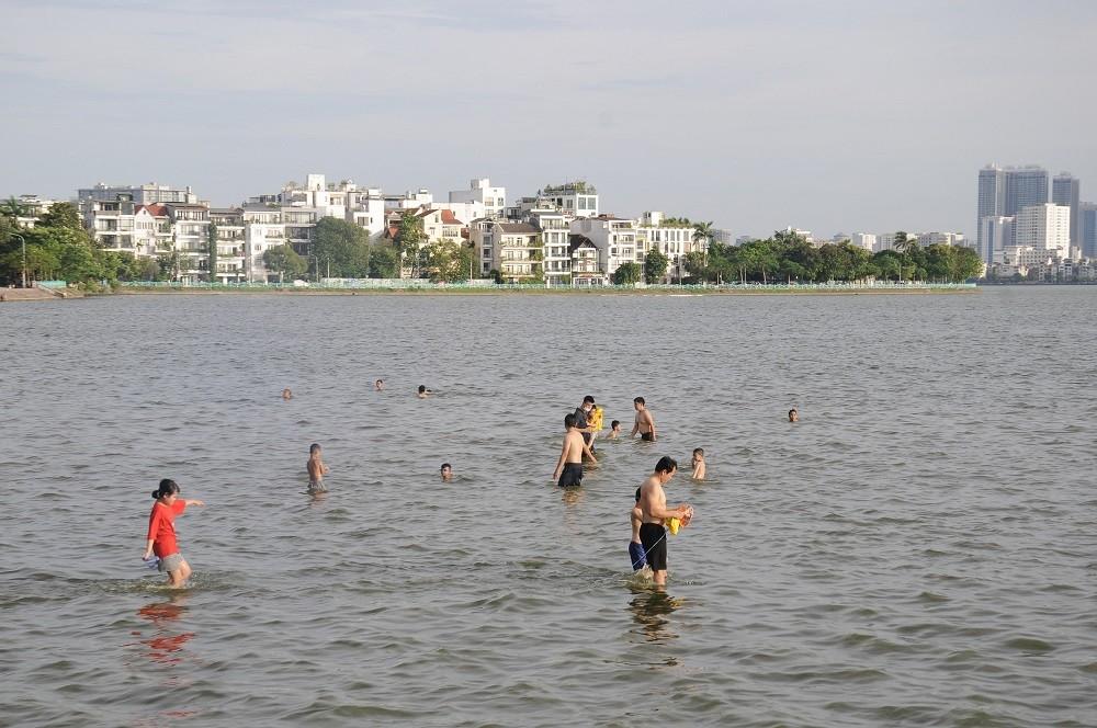 Nắng nóng đỉnh điểm, người dân Hà Nội đổ xô ra Hồ Tây tắm mát-3