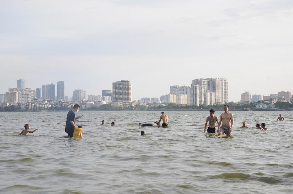 Nắng nóng đỉnh điểm, người dân Hà Nội đổ xô ra Hồ Tây tắm mát-4
