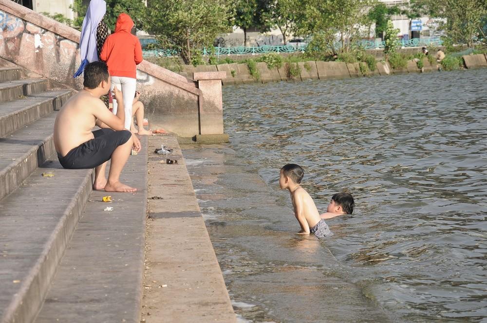 Nắng nóng đỉnh điểm, người dân Hà Nội đổ xô ra Hồ Tây tắm mát-5