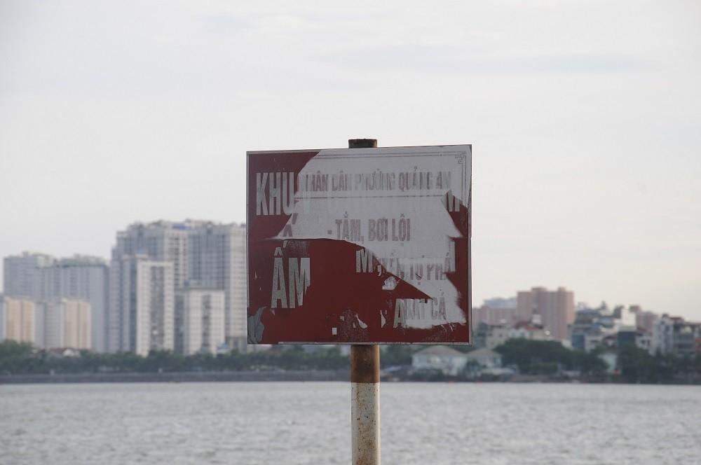 Nắng nóng đỉnh điểm, người dân Hà Nội đổ xô ra Hồ Tây tắm mát-6