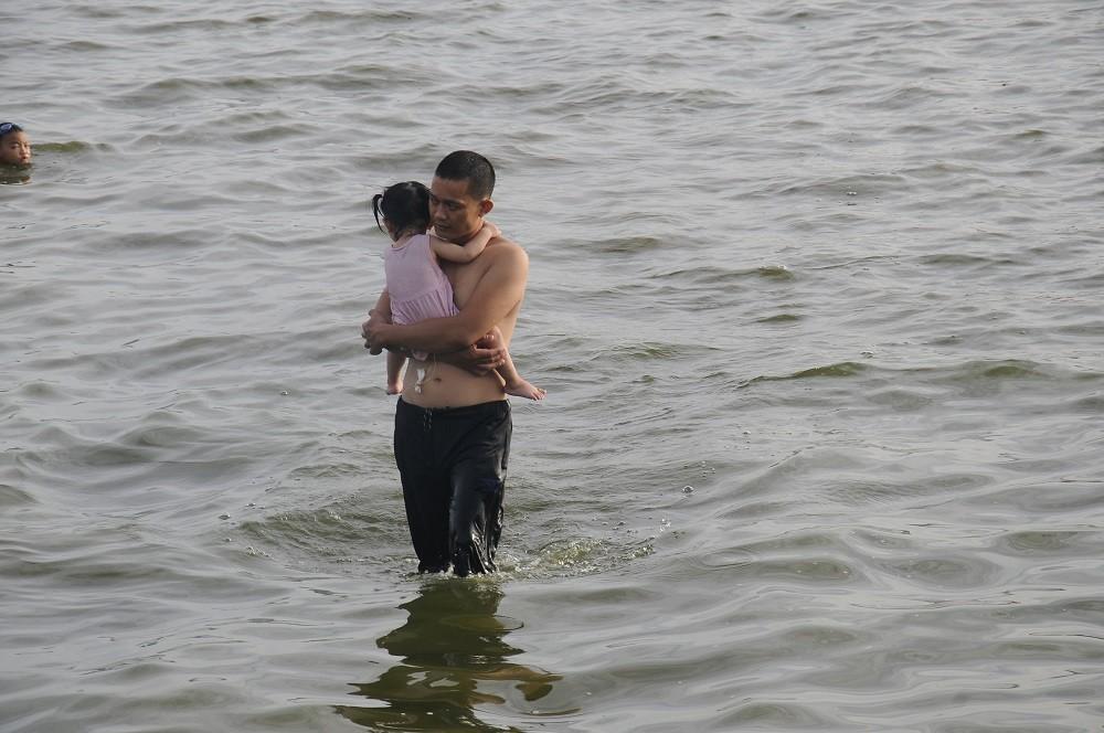 Nắng nóng đỉnh điểm, người dân Hà Nội đổ xô ra Hồ Tây tắm mát-7