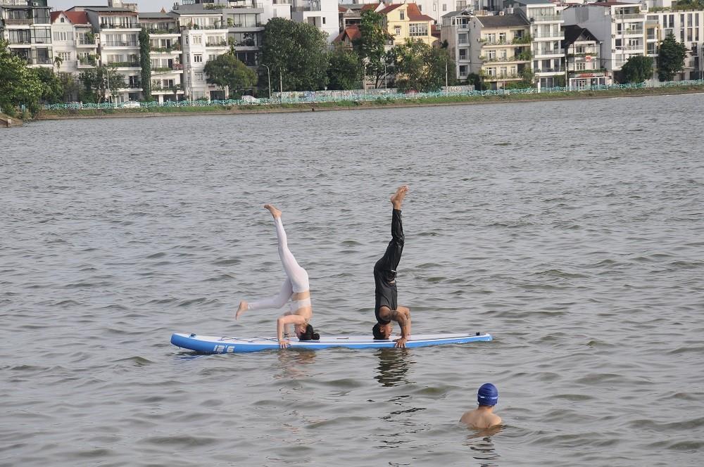 Nắng nóng đỉnh điểm, người dân Hà Nội đổ xô ra Hồ Tây tắm mát-8