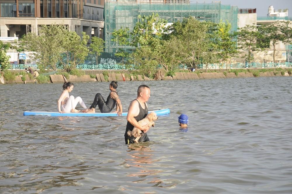 Nắng nóng đỉnh điểm, người dân Hà Nội đổ xô ra Hồ Tây tắm mát-9