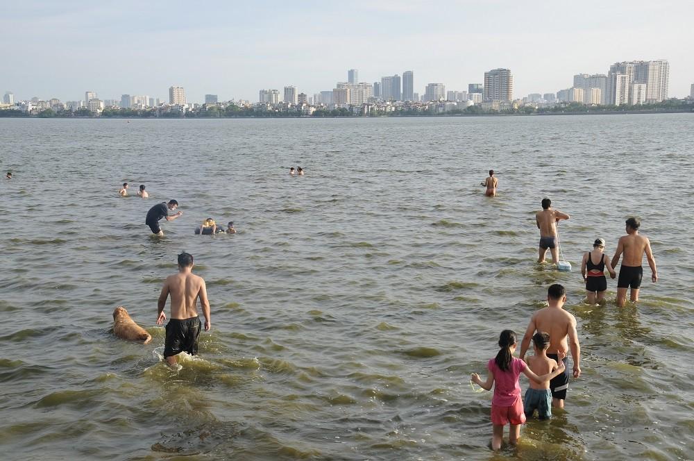 Nắng nóng đỉnh điểm, người dân Hà Nội đổ xô ra Hồ Tây tắm mát-10