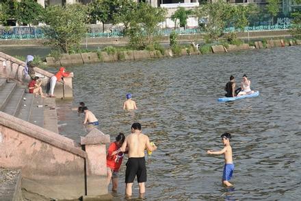 Nắng nóng đỉnh điểm, người dân Hà Nội đổ xô ra Hồ Tây tắm mát