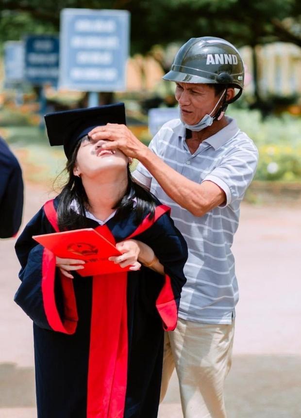 Khoảnh khắc ấm áp nữ sinh bên cha trong ngày chụp kỷ yếu-1